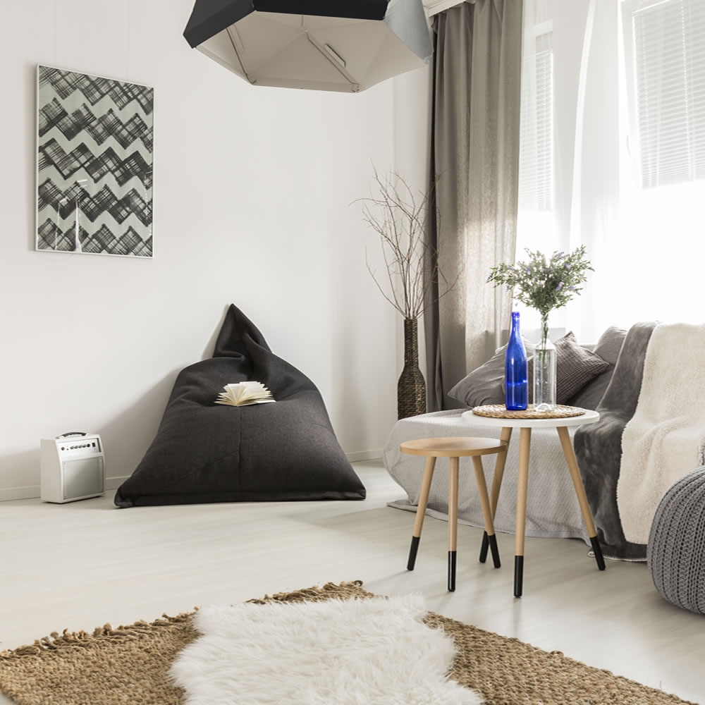 他是對建築物內部環境的再創造。室內設計可以分為公共空間和居家兩大類別。當我們提到室內設計時，會提到的還有動線、空間、色彩、照明、功能等等相關的重要術語。