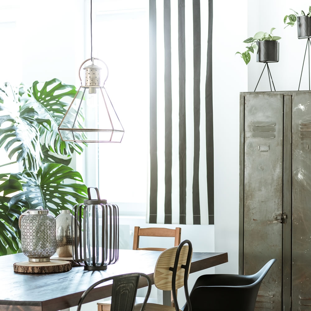 他是對建築物內部環境的再創造。室內設計可以分為公共空間和居家兩大類別。當我們提到室內設計時，會提到的還有動線、空間、色彩、照明、功能等等相關的重要術語。
